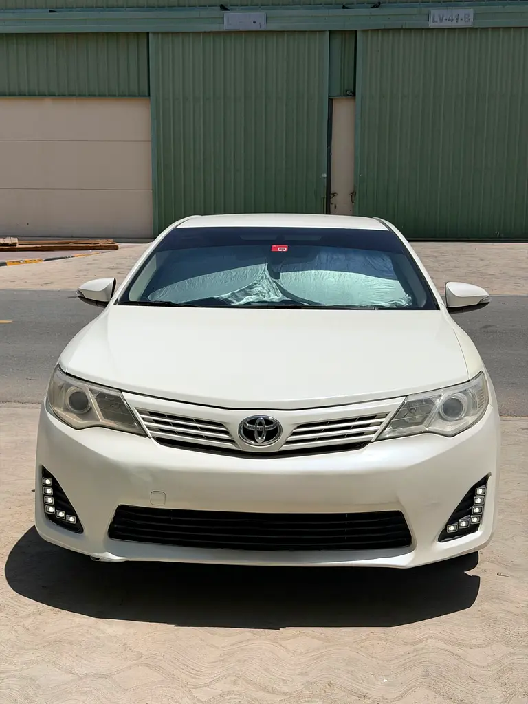 Toyota Camry 2014 — photo 1 of 12
