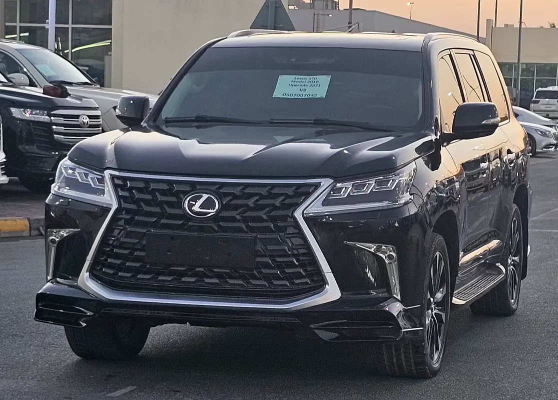 Lexus LX-Series 2010 — photo 1 of 17