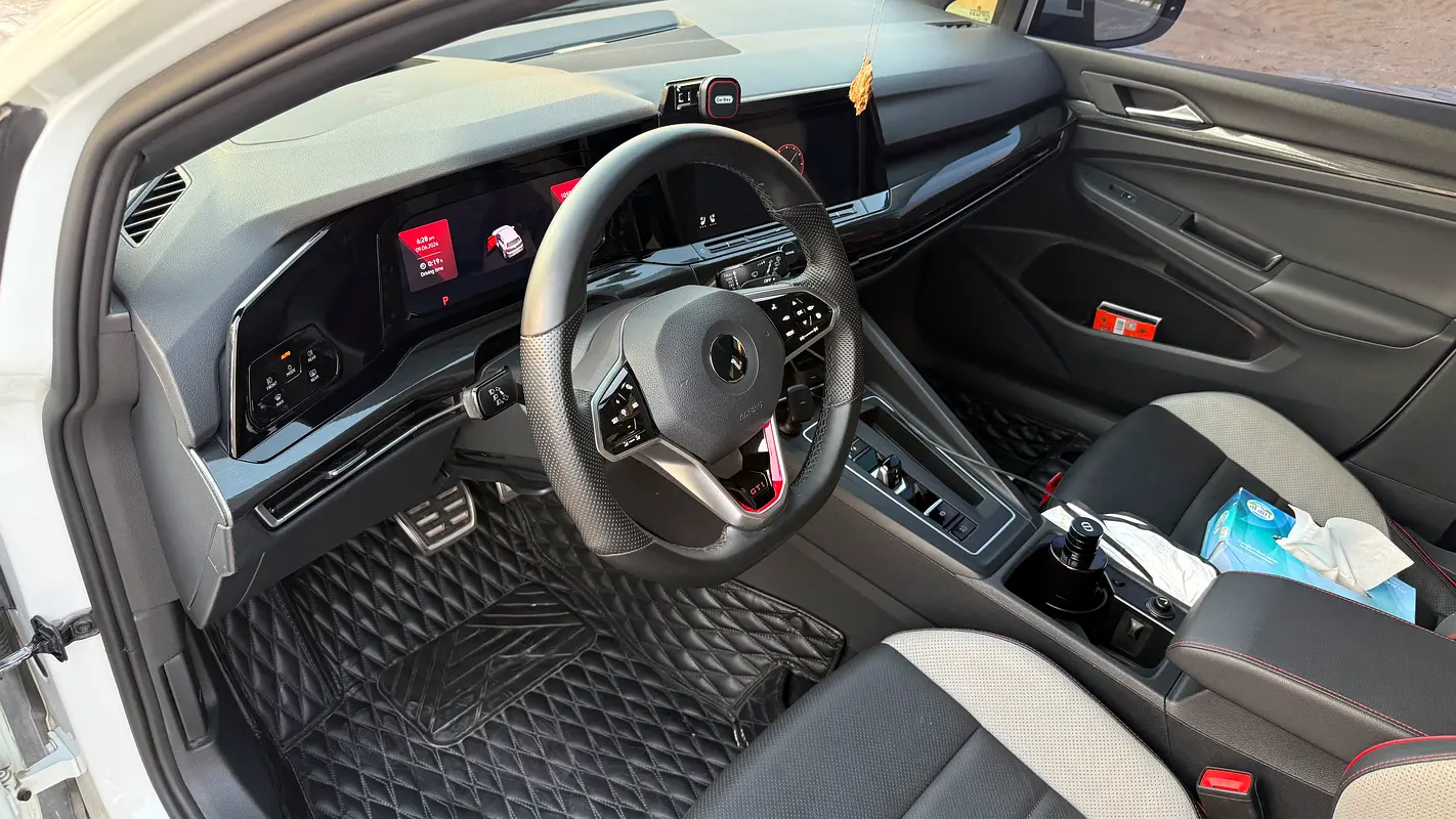 Volkswagen Golf 2021 — photo 1 of 8