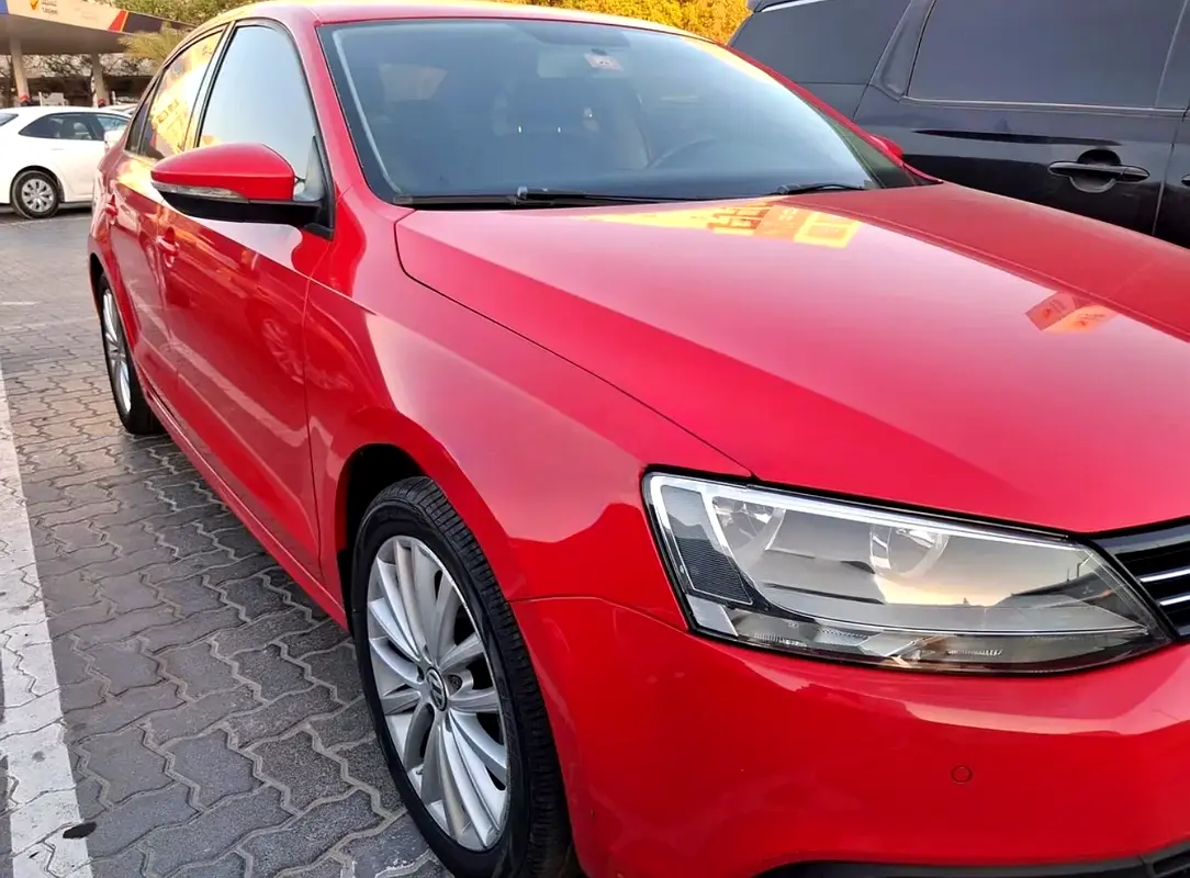Volkswagen Jetta 2015 — photo 1 of 12