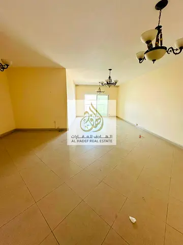 شقة 3 غرف وصالة للإيجار في المجاز 3 صف أول على الكورنيش | إطلالة كاملة على مسرح المجاز | غرفة خادمة ماستر | بلكونة وخزائن بالحائط | جيم ومسبح مجاني |