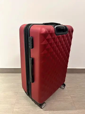 4x Hard Shell Roller Suitcase with 115litres (extended), red, with Security lock. Perfect shape.