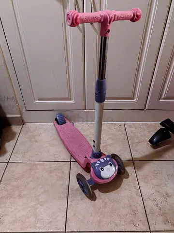 Kids scooter neat and clean in perfect condition with adjustable handle Al barsha 1