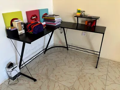 Stylish and functional corner desk - black