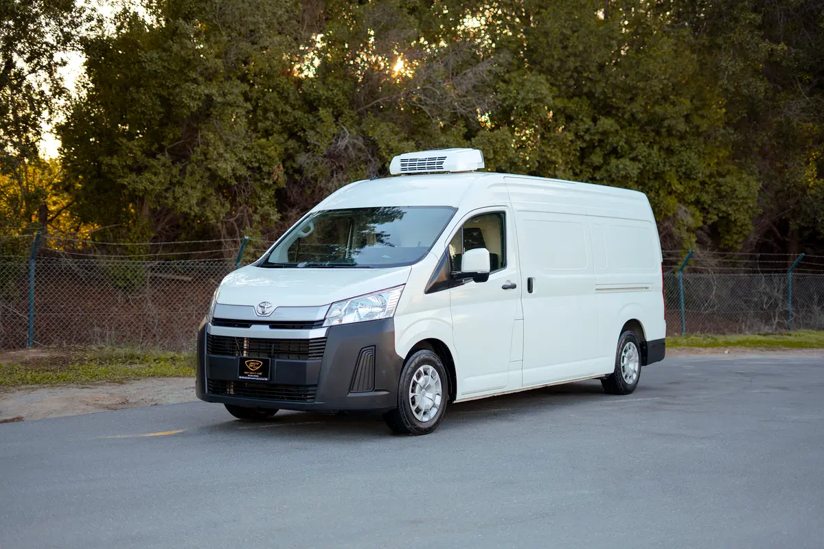 Toyota Hiace 2020 — photo 1 of 15