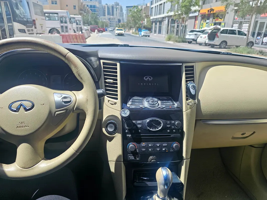Infiniti QX70 2016 — photo 1 of 11