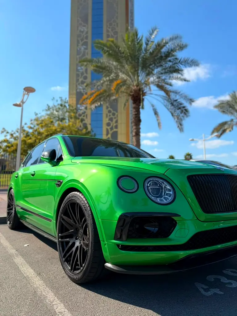 Bentley Bentayga 2017 — photo 1 of 10