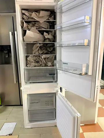 Siemens latest model built-in fridge (bottom freezer) - Good Working Condition