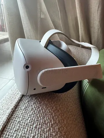 Meta Quest 2 VR Headset 256 GB + Hard Case + very light usage