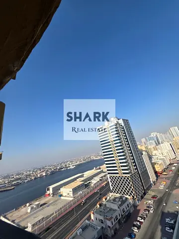 للبيع شقة مميزة  3 غرف نوم وصالة غرفة خادمة 4 حمامات 2 بلكونة مطبخ مغلق المساحة: 2366 قدم مربع  إطلالة مفتوحة مباشرة على بحر الخور والمدينة  السعر: 58