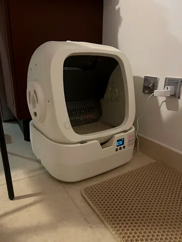 Automatic self-cleaning cat litter box (perfect condition)