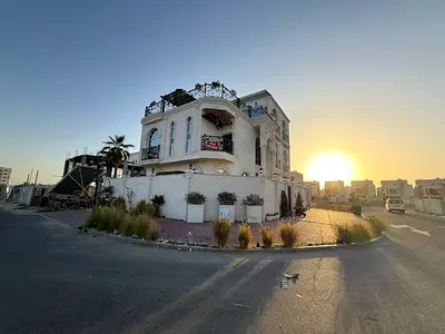 فيلا كورنر زاويه شارعين حجر شامله كهرباء و ماء و تكييف مركزى