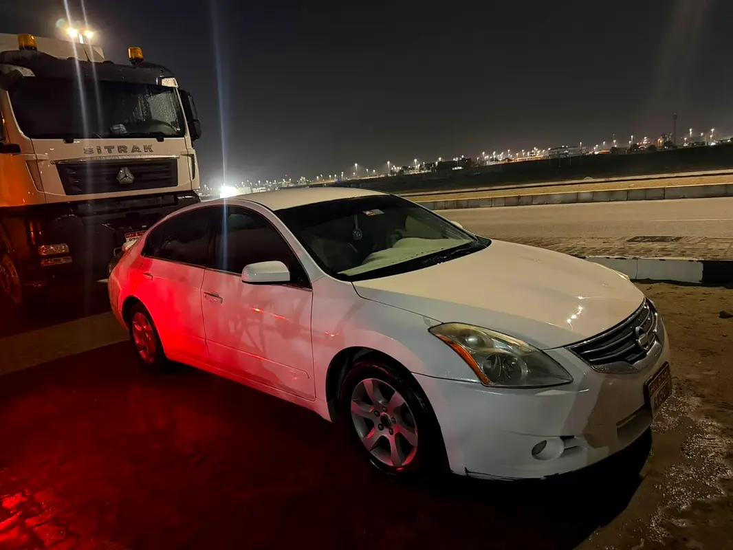Nissan Altima 2010 — photo 1 of 2