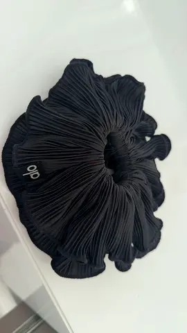 Alo Yoga Pleated Scrunchie in Black