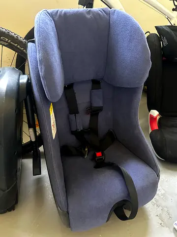 Used infant car seat (rear/forward facing) in good condition