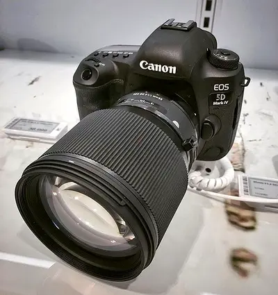 Canon EOS 5D Mark IV with Attached Lens sigma 85mm 1.4 Art  lens