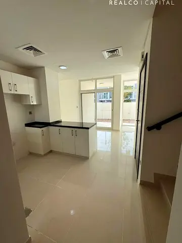 Spacious corner 3 bedroom single row
