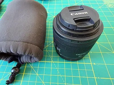 Canon RF 35mm f/1.8 Macro IS STM Lens - Excellent Condition