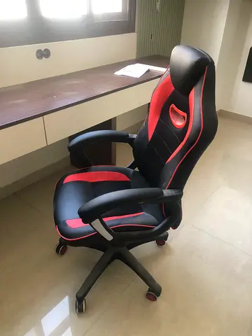 Gaming chair And table mildly used and perfect condition