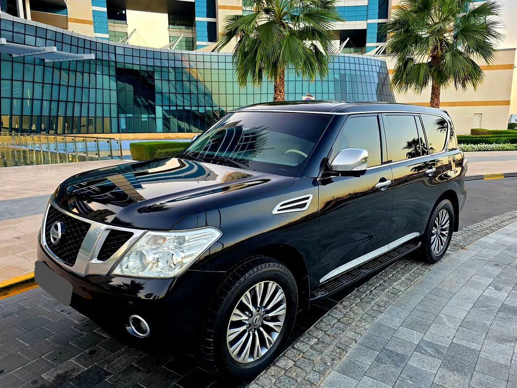 Nissan Patrol 2010 — photo 1 of 16