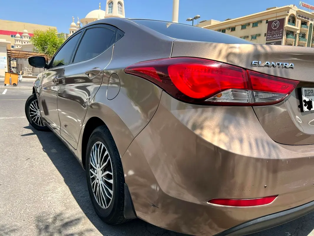 Hyundai Elantra 2015 — photo 1 of 12