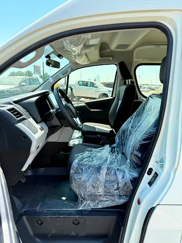 2025 Toyota HIACE — фото 9