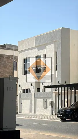 فيلا جديدة بالكامل | 5 غرف نوم ماستر | مجلس وصالة عائلية | حوش كبير | موقع مميز