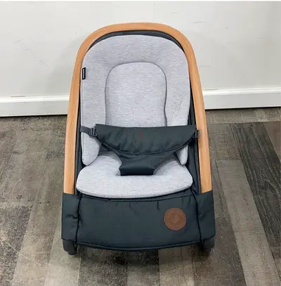 Baby Rocker/Bouncer with Cushioned Seat and Safety Harness