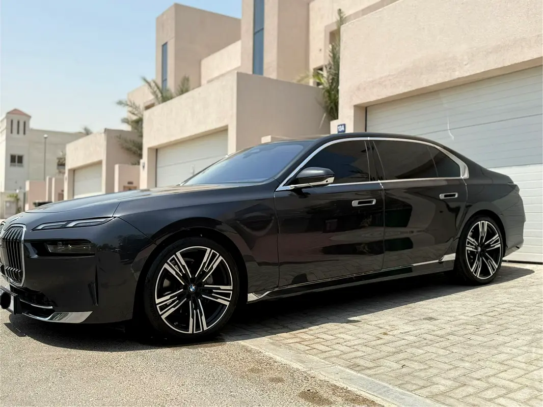 BMW 7-Series 2024 — photo 1 of 10