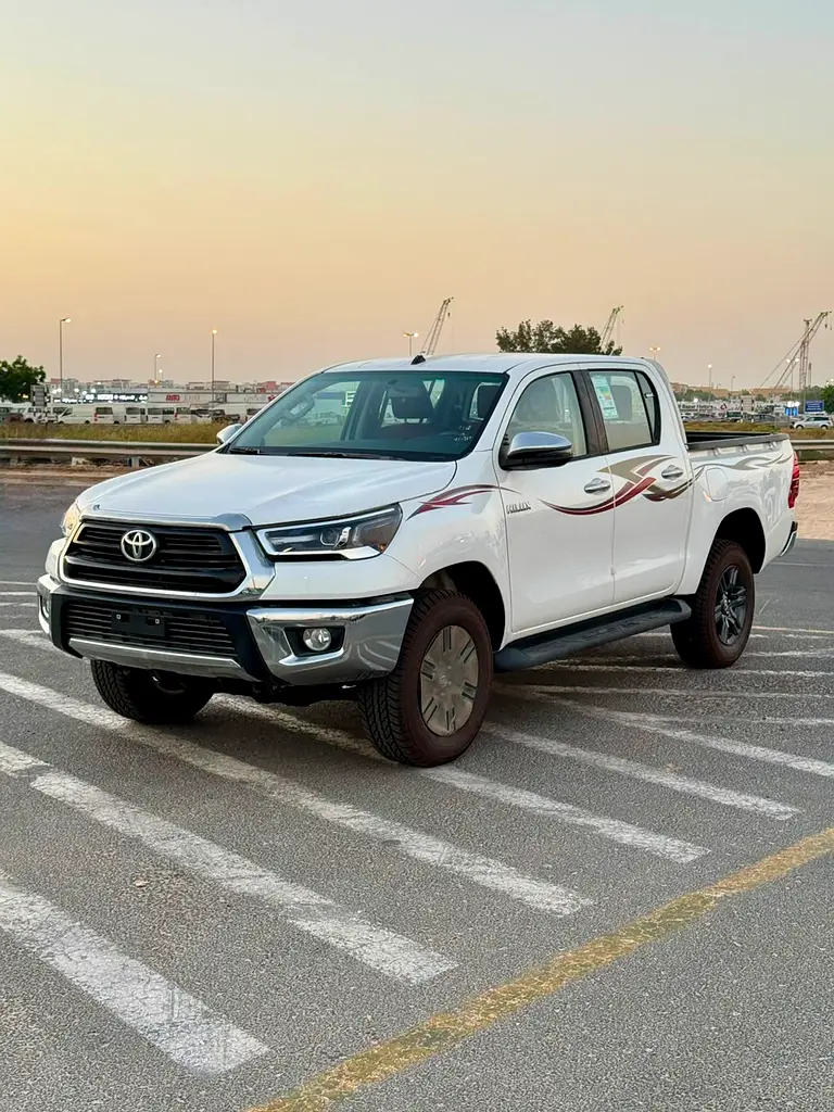 Toyota Hilux 2025 — photo 1 of 16