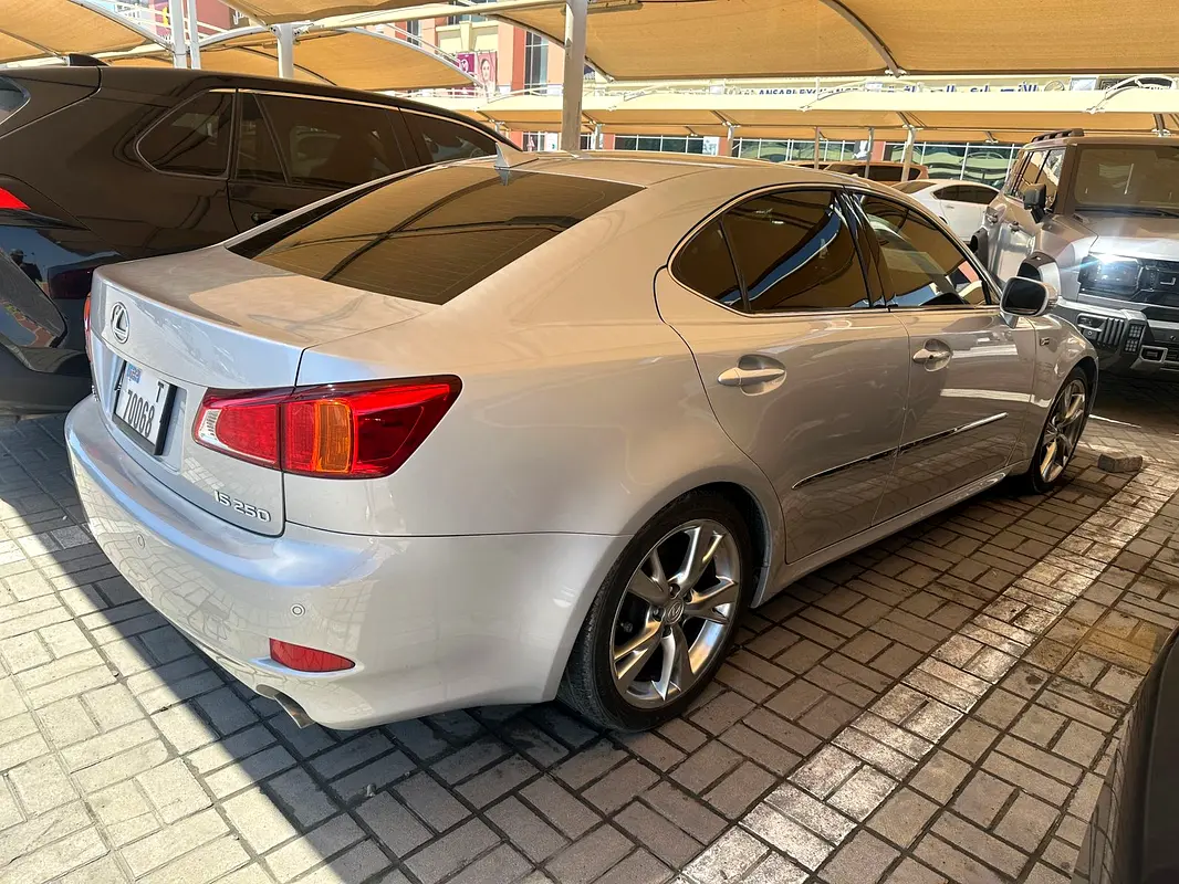 Lexus IS-Series 2009 — photo 1 of 10