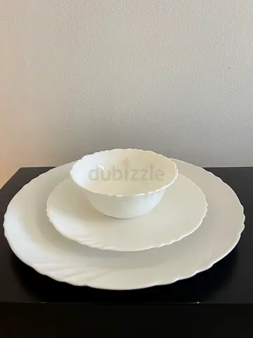 Set of white scalloped ceramic plates - 3 pieces