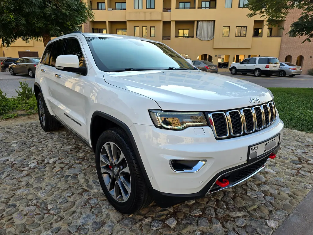 Jeep Grand Cherokee 2018 — photo 1 of 17