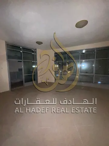 للإيجار السنوي بالتعاون شقة 3 غرف وصالة منفصلة وغرفة خادمة ماستر وخزائن حائط و2 بلكونة و4 حمام مع باركنج وتكييف مجاني بـ 80 ألف على 4 أو 6 دفعات