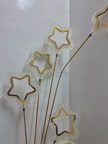 Modern star-shaped LED ceiling/standing light - Note the light is not working