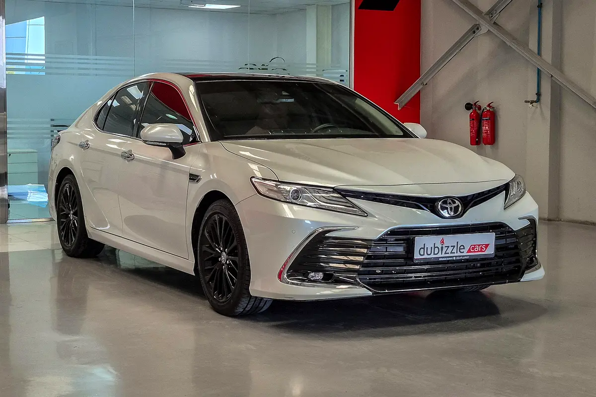 Toyota Camry 2023 — photo 1 of 13