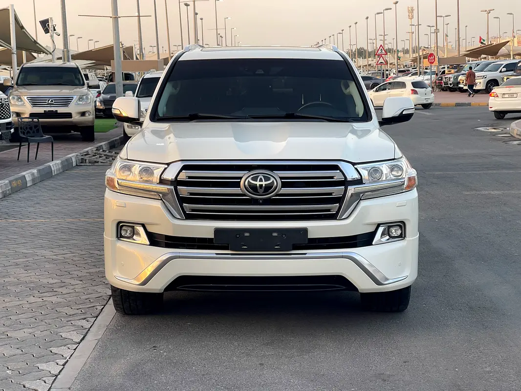 Toyota Land Cruiser 2017 — photo 1 of 18