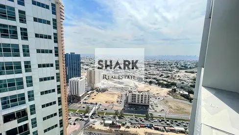 للبيع – شقة غرفتين وصالة في أبراج Ajman One Towers  * غرفتان وصالة * 3 حمامات * موقف سيارة (باركنج) خاص * المساحة: 1,620 قدم² * مؤجرة شهريًا بقيمة 6,0