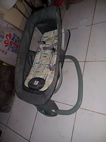 Portable baby bassinet / rocker - gently used