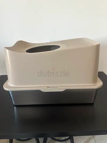 Covered cat litter box with top opening