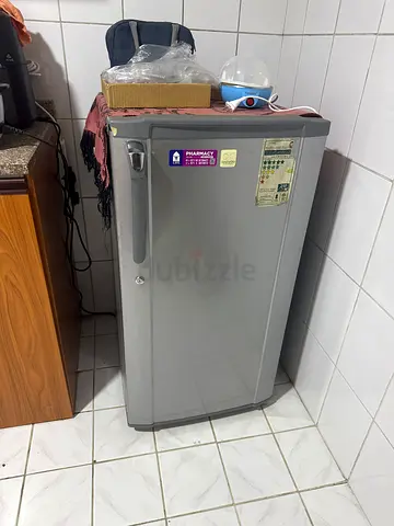 Single-door mini fridge in good working condition