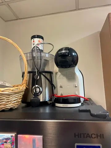 Used DeLonghi Nescafé Dolce Gusto coffee machine + blender (bundle)