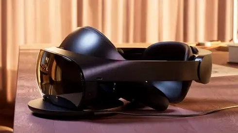 Meta Quest Pro, Pre-owned VR Headset (Over‑ear, Stand Included) - Good Working Condition