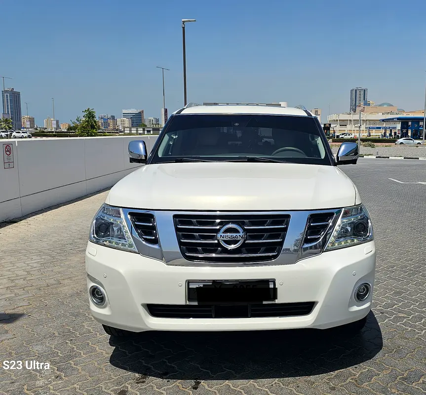 Nissan Patrol 2011 — photo 1 of 14