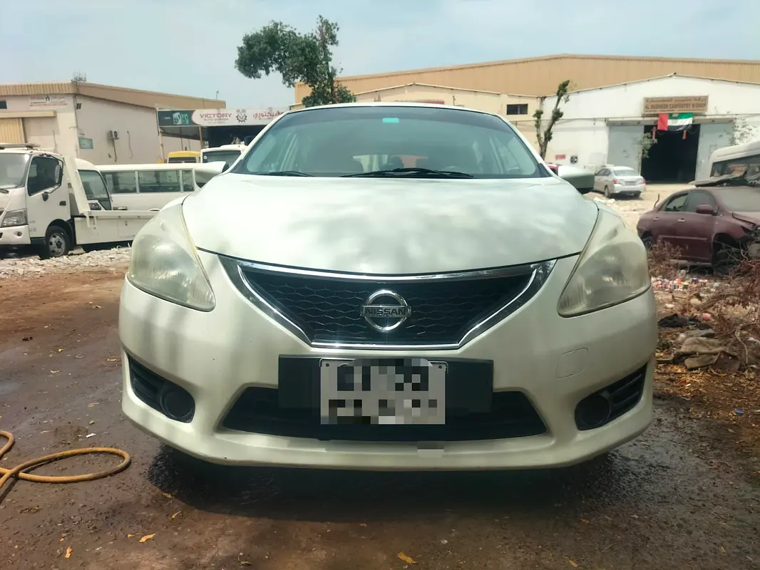 Nissan Tiida 2015 — photo 1 of 6