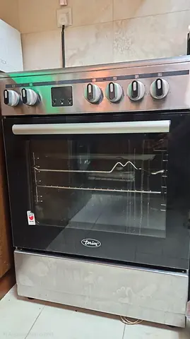Eletric Cooker with Oven - Good Condition