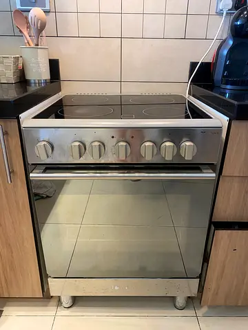 Freestanding electric cooker with glass hob and oven