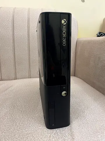 Xbox 360 500gb modded with 12 installed games + 2 xbox 360 controllers + 5 CDS with box