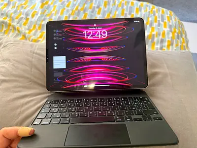 Apple iPad Pro 2022 M2 chip (11-inch, 4th gen) with original magic key board - perfect Condition