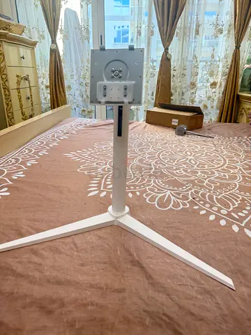 White monitor stand ,excellent condition,easy to use, more flexible than other options